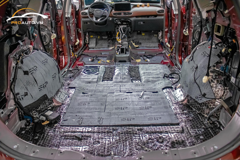 Dán cách âm chống ồn tại vị trí sàn xe Hyundai Santafe 