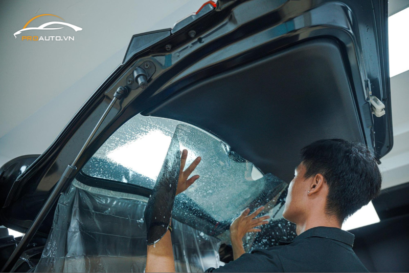Dán phim cách nhiệt 3M cho kính lưng ô tô