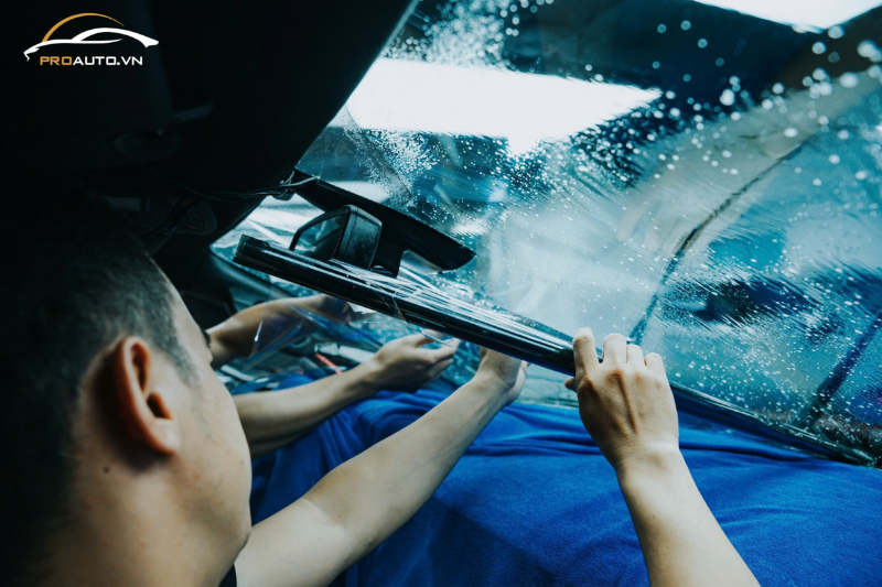 Dán phim cách nhiệt 3M tại vị trí kính lái