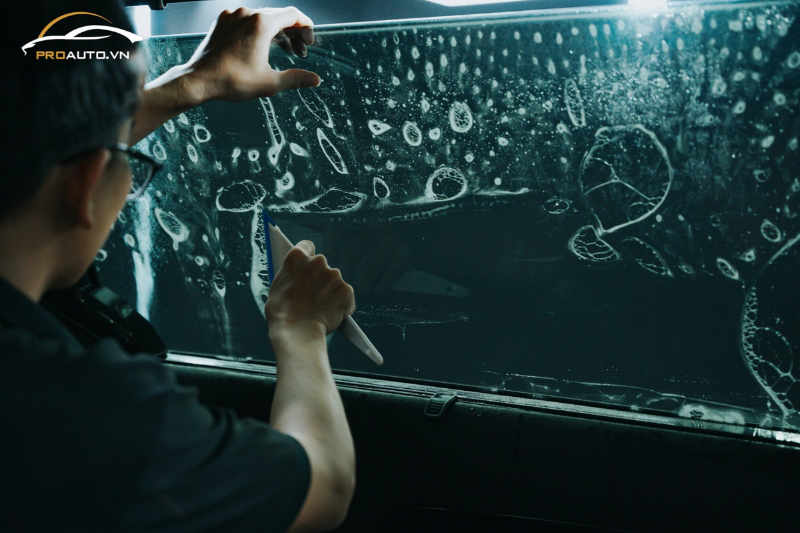 Dán phim cách nhiệt cho vị trí kính sườn