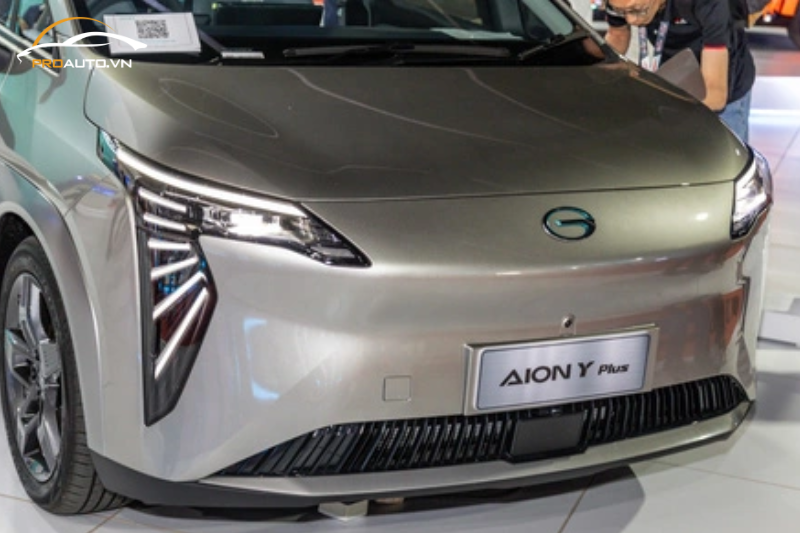 Đèn định vị LED và xi-nhan kéo dài ngang, đèn pha LED hình chữ nhật nằm gọn 