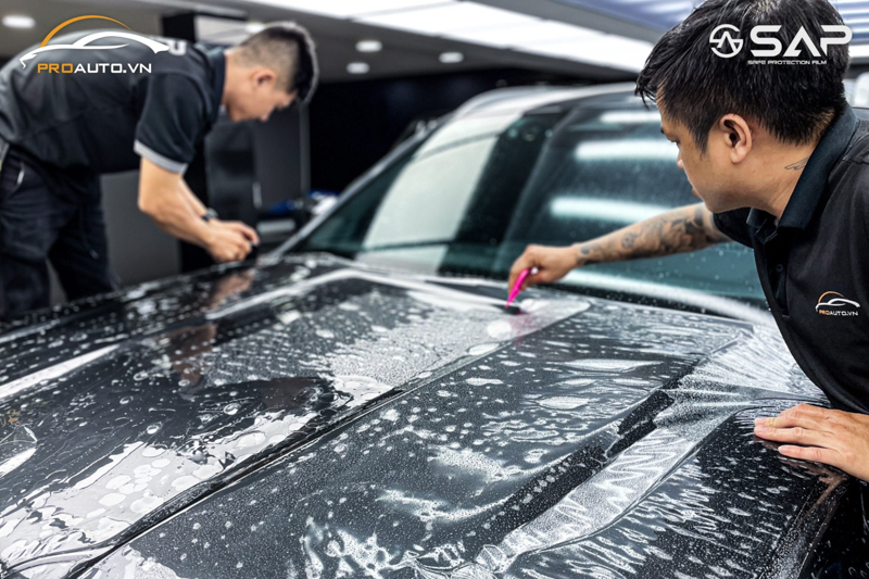 Đội ngũ kỹ thuật viên thi công dán phim PPF xe Mitsubishi Xforce