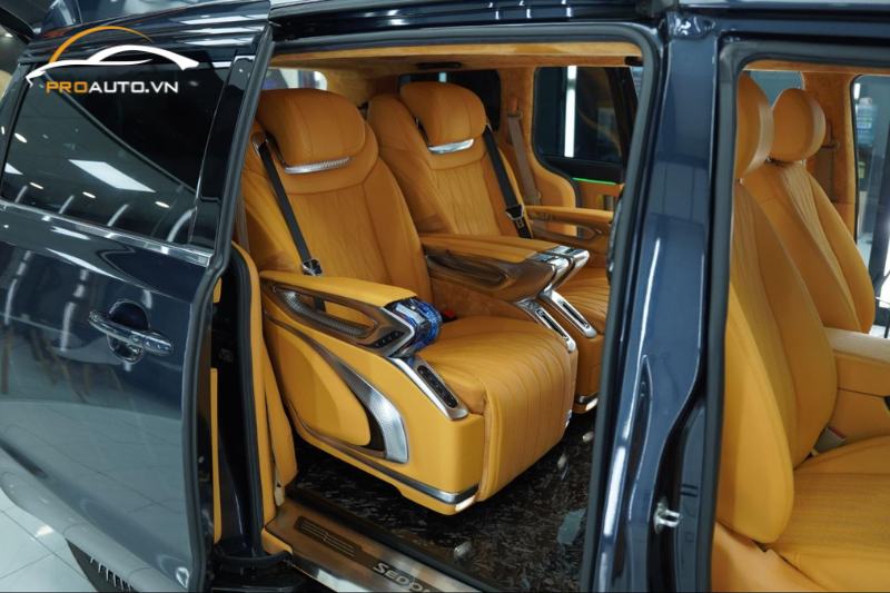 Ghế Limousine vàng đất làm nổi bật nổi thất của Sedona