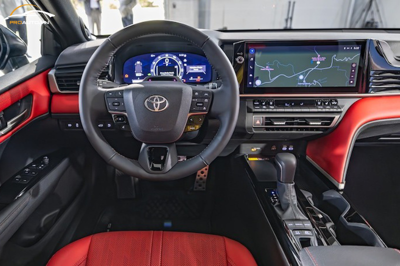 Hệ thống thông tin giải trí của Camry 2025 rất tiên tiến, với màn hình cảm ứng 12,3 inch