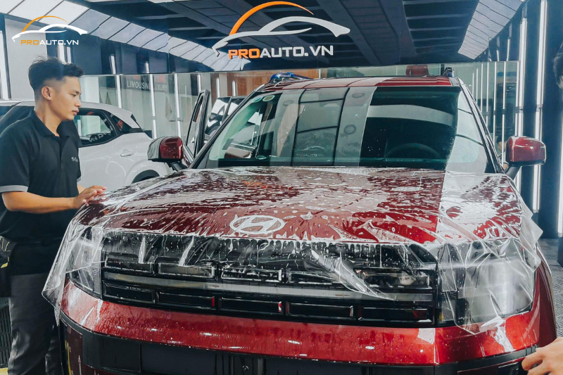Hình ảnh thi công dán PPF xe Hyundai Santafe 2024 vị trí đầu xe tại PROAUTO.VN