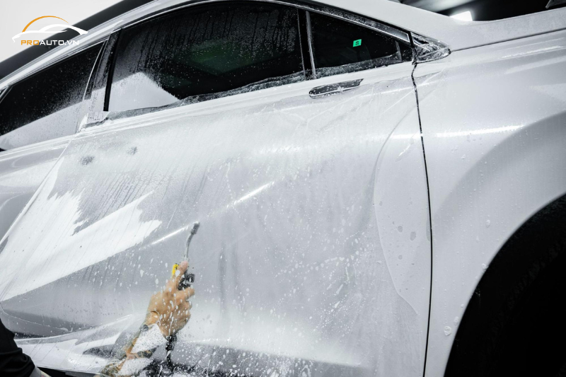 Hình ảnh thi công dán PPF xe Hyundai Santafe 2024 vị trí thân xe tại PROAUTO.VN