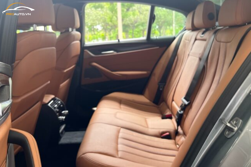 Khoang hành khách xe BMW 5 Series 2024