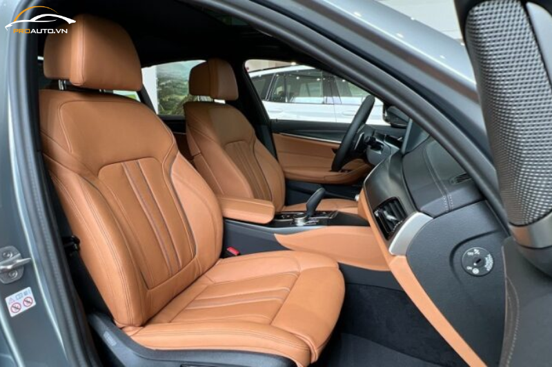Khoang lái xe BMW 5 Series 2024