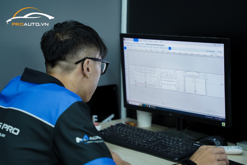 Kỹ thuật viên căn chỉnh kích thước của phim PPF cho xe Hyundai Palisade