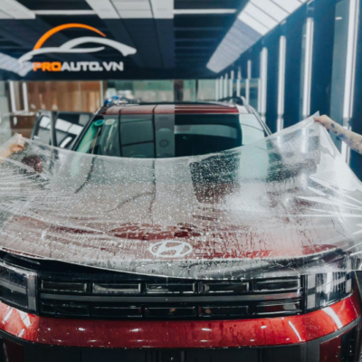 Kỹ thuật viên chuyên nghiệp dán PPF xe Hyundai Santafe 2024 tại PROAUTO.VN