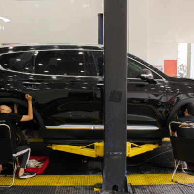 Kỹ thuật viên dán cách âm chống ồn xe Hyundai Santafe 2024