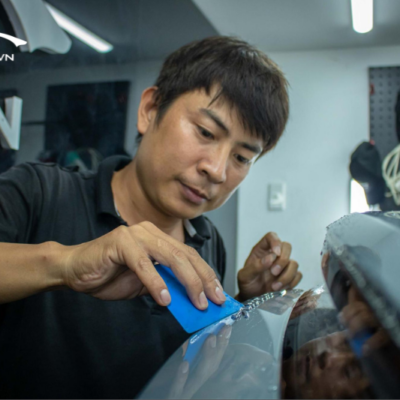 Kỹ thuật viên dán PPF cho ngoại thất xe hơi