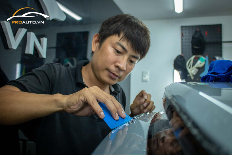 Kỹ thuật viên dán PPF cho ngoại thất xe hơi