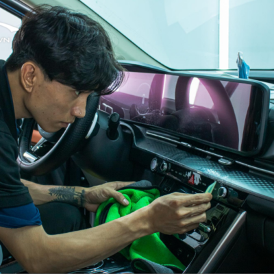 Kỹ thuật viên dán PPF cho nội thất xe hơi