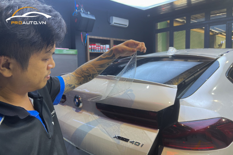 Kỹ thuật viên dán PPF cho xe hơi
