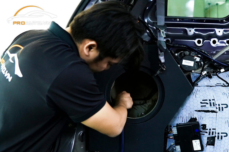 Kỹ thuật viên độ âm thanh xe Kia Carnival tại PROAUTO.VN