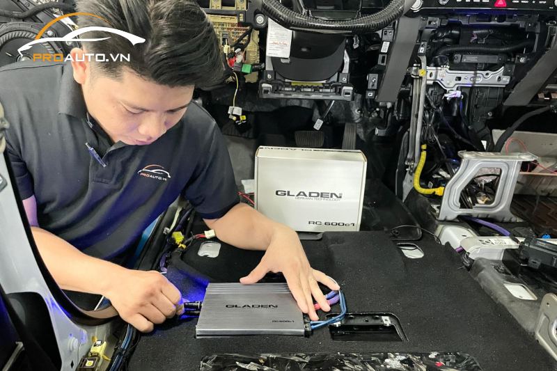 Kỹ thuật viên kết nối amply RC 600c1 cho xe hơi