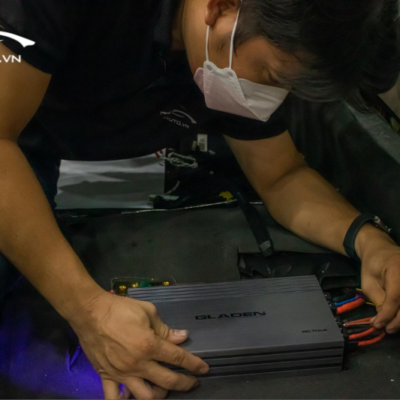Kỹ thuật viên lắp đặt amply Gladen cho xe Hyundai
