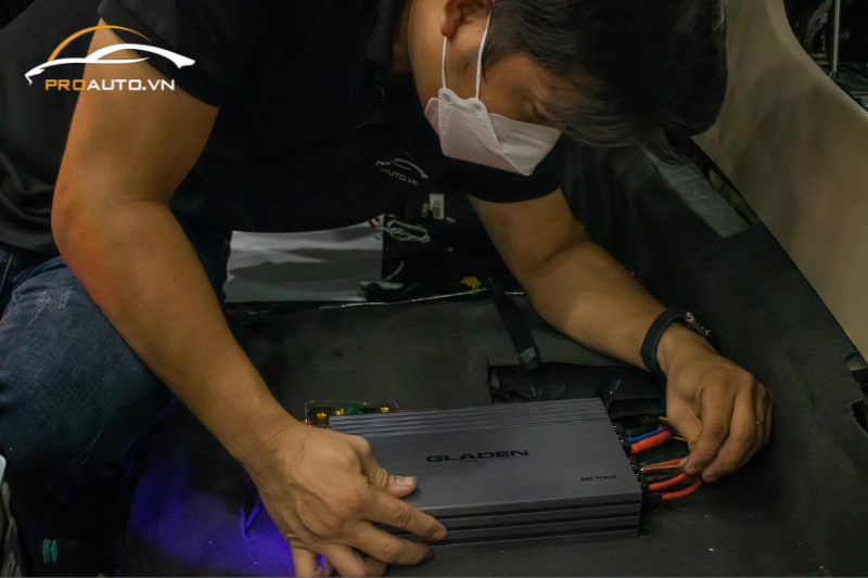 Kỹ thuật viên lắp đặt amply Gladen cho xe Hyundai