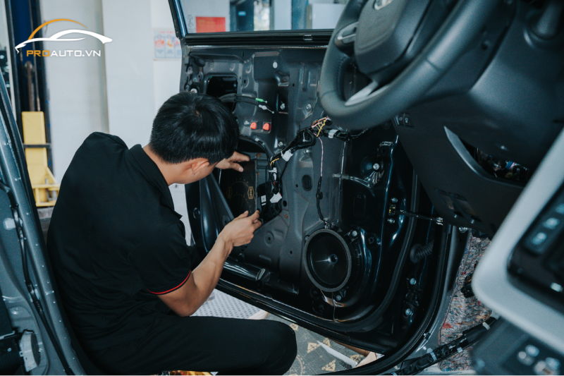 Kỹ thuật viên thi công dán cách âm cho cửa xe hơi