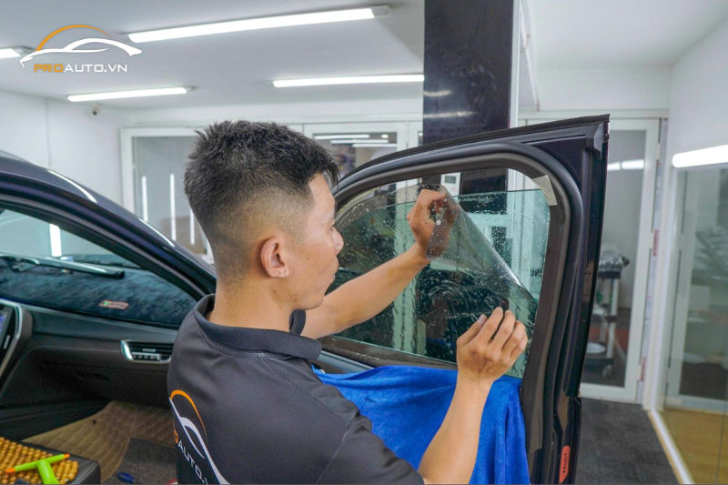 Kỹ thuật viên thi công dán phim cách nhiệt 3M