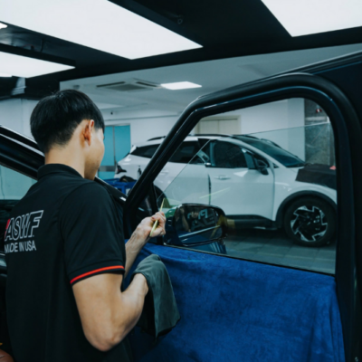 Kỹ thuật viên thi công dán phim cách nhiệt cho xe