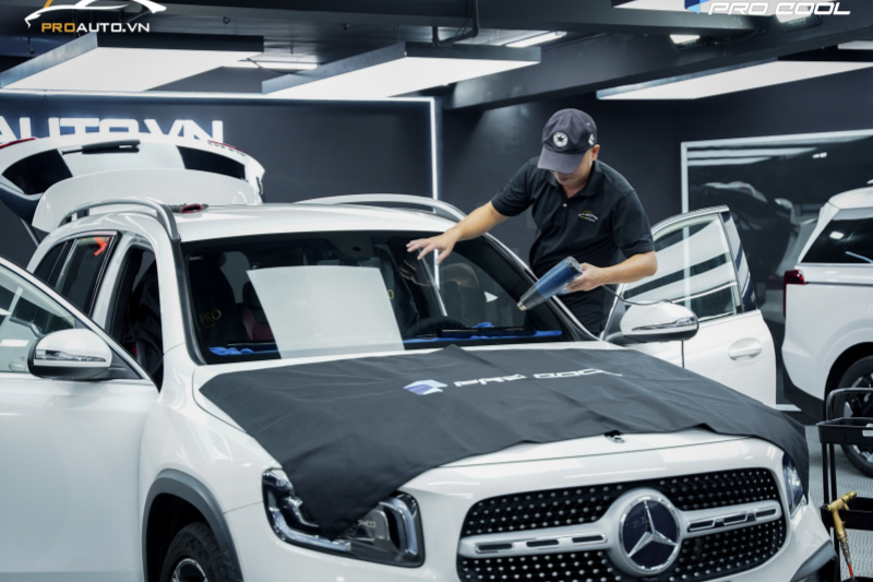 Kỹ thuật viên thi công dán phim cách nhiệt Pro Cool tại PROAUTO.VN