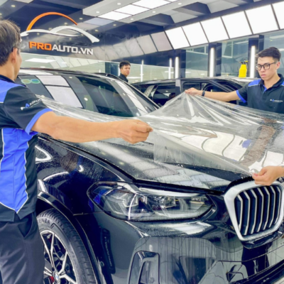 Kỹ thuật viên thi công dán phim PPF xe BMW X3