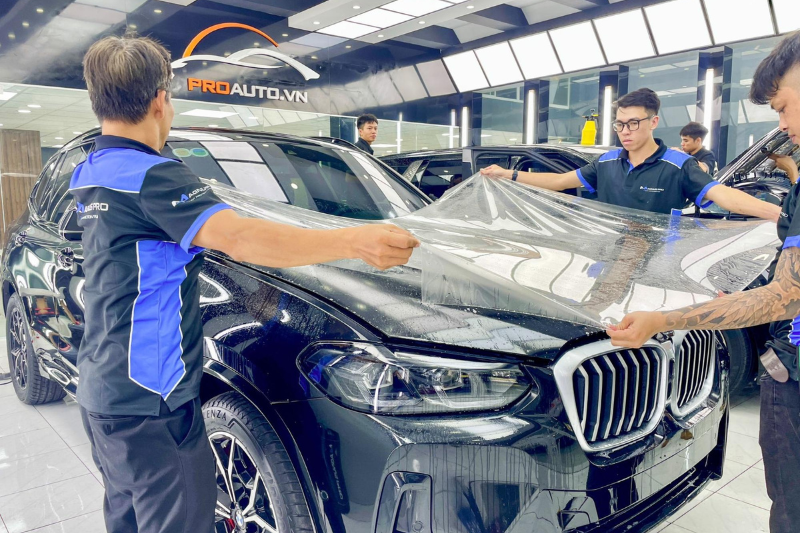 Kỹ thuật viên thi công dán phim PPF xe BMW X3