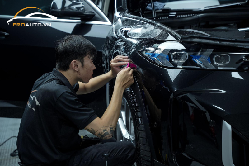 Kỹ thuật viên thi công dán phim PPF xe BMW X5 tại PROAUTO.VN