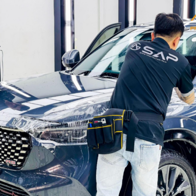 Kỹ thuật viên thi công dán phim PPF xe Honda HRV