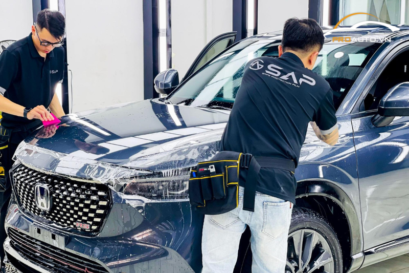 Kỹ thuật viên thi công dán phim PPF xe Honda HRV