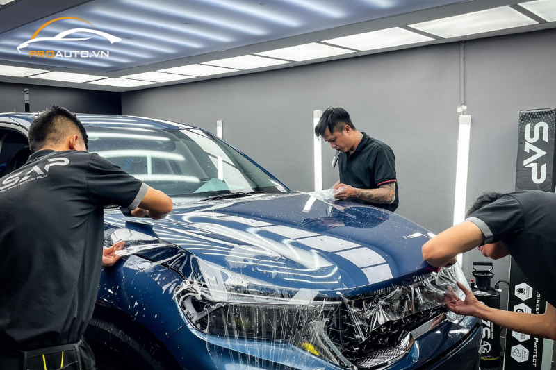 Kỹ thuật viên thi công dán phim PPF xe Kia Sonet