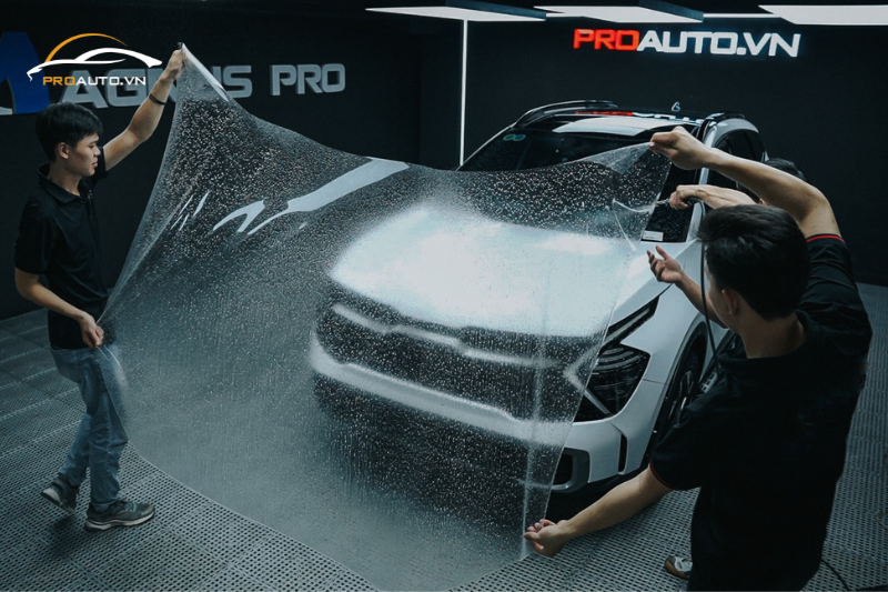Kỹ thuật viên thi công dán phim PPF xe Kia Sportage