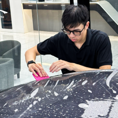 Kỹ thuật viên thi công dán phim PPF xe Lexus ES300H