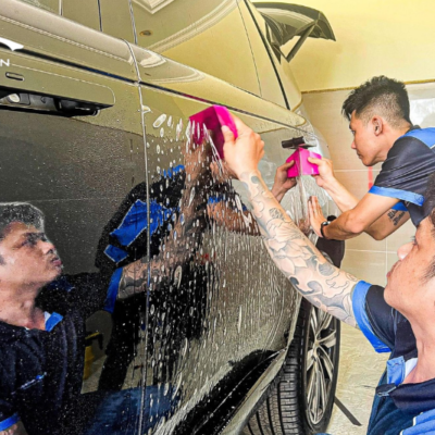 Kỹ thuật viên thi công dán phim PPF xe Range Rover