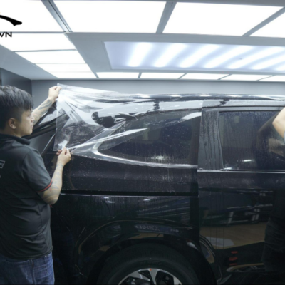 Kỹ thuật viên thi công dán PPF bảo vệ lớp sơn xe