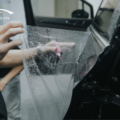 Kỹ thuật viên thi công dán PPF cẩn thận cho xe hơi