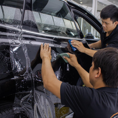 Kỹ thuật viên thi công dán PPF cho xe hơi