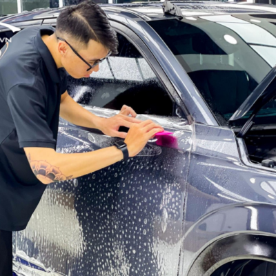 Kỹ thuật viên thi công dán PPF một cách cẩn thận