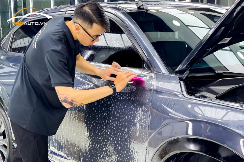 Kỹ thuật viên thi công dán PPF một cách cẩn thận