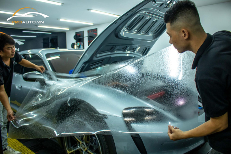 Kỹ thuật viên thi công dán PPF một cách cẩn thận