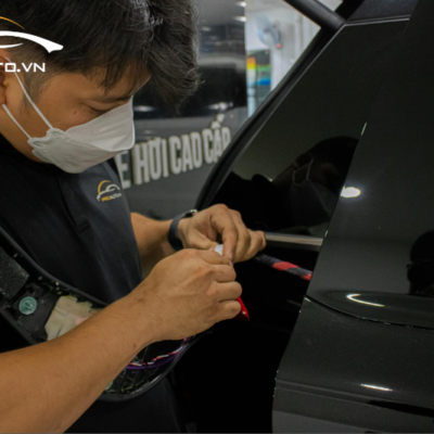 Kỹ thuật viên thi công độ âm thanh xe hơi