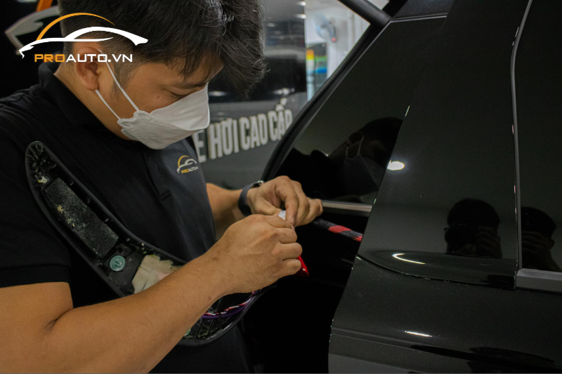 Kỹ thuật viên thi công độ âm thanh xe hơi