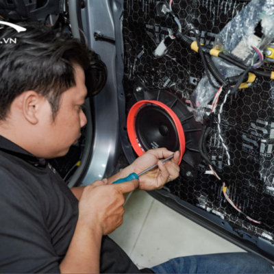 Kỹ thuật viên thi công độ âm thanh xe Toyota Sienna
