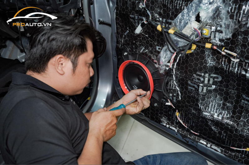 Kỹ thuật viên thi công độ âm thanh xe Toyota Sienna