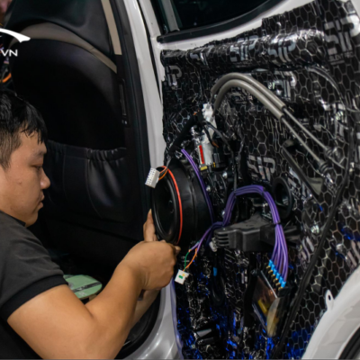 Kỹ thuật viên thi công độ loa xe Hyundai Santafe 2024