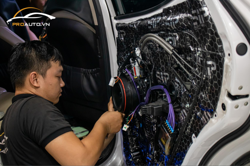 Kỹ thuật viên thi công độ loa xe Hyundai Santafe 2024
