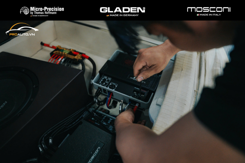 Kỹ thuật viên thi công độ loa xe Volkswagen Viloran