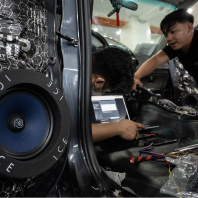 Kỹ thuật viên thi công lắp đặt âm thanh xe hơi